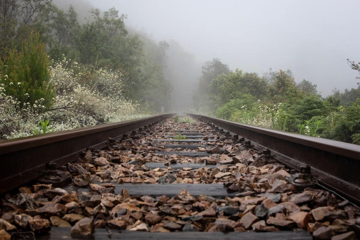 ¿Para qué sirven realmente las piedras entre las vías del tren