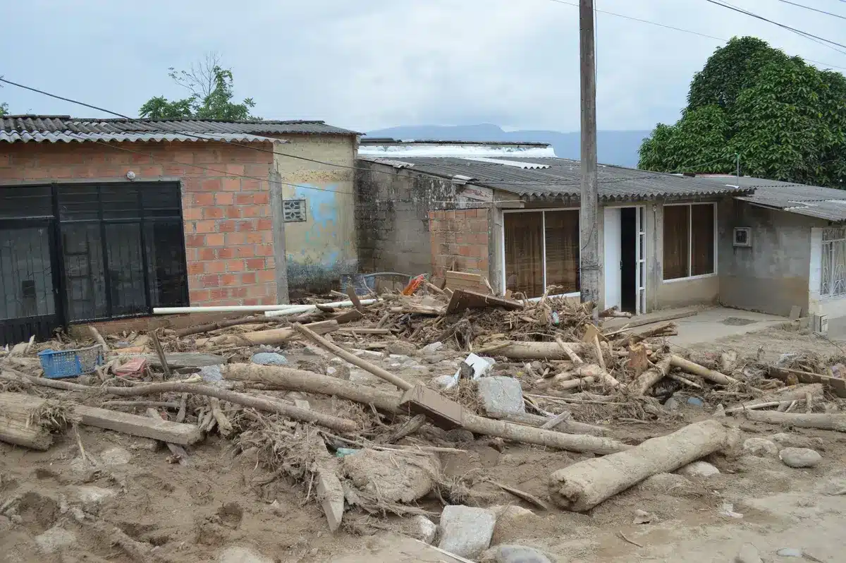 Trabajadores recogiendo basura y desechos dejados tras cruce masivo de migrantes