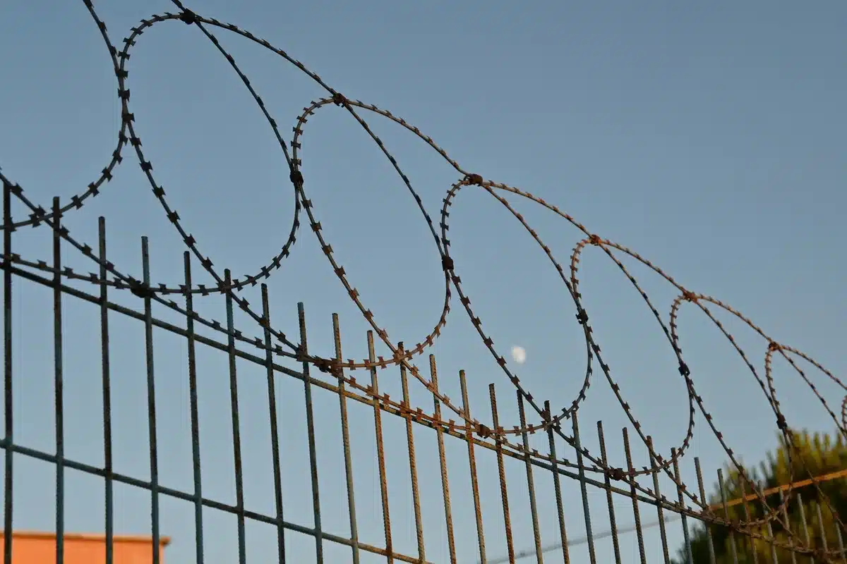 Migrantes nadando alrededor de una barrera fronteriza en el Mediterráneo para entrar a Ceuta
