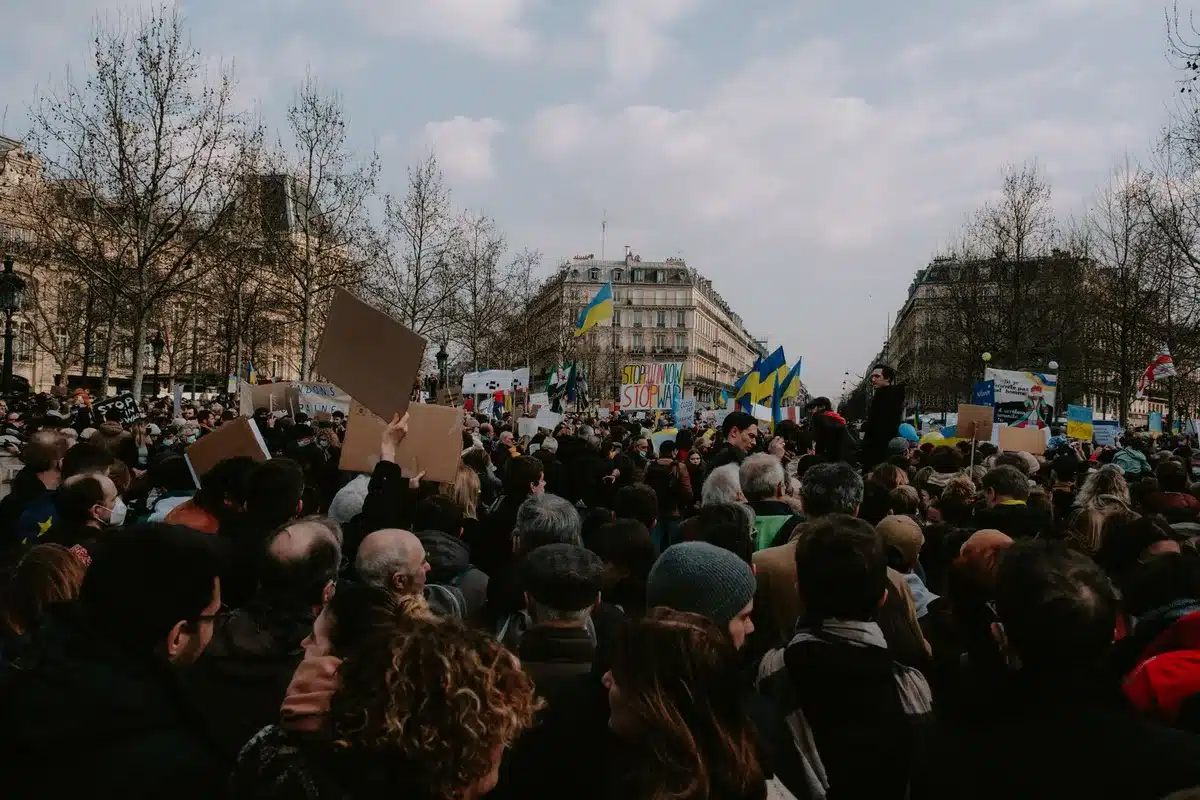 Manifestantes reunidos en una protesta contra la inmigración frente a una embajada