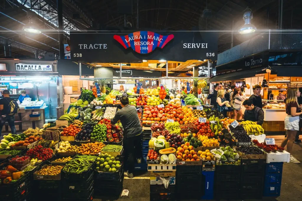 Variedad de frutas y verduras españolas únicas sobre una mesa rústica con luz natural