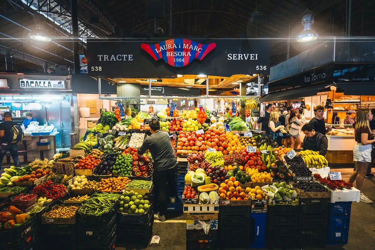 Variedad de frutas y verduras españolas únicas sobre una mesa rústica con luz natural