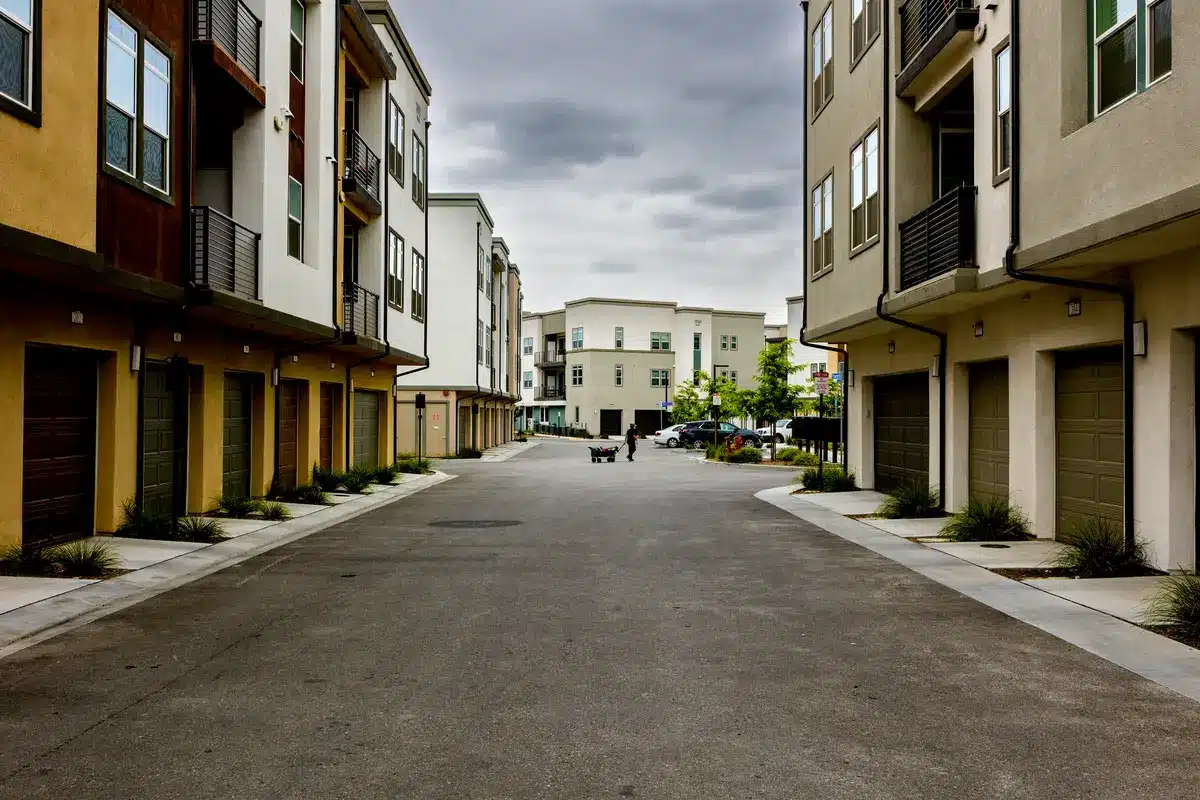 Personas buscando vivienda asequible en una ciudad con precios altos