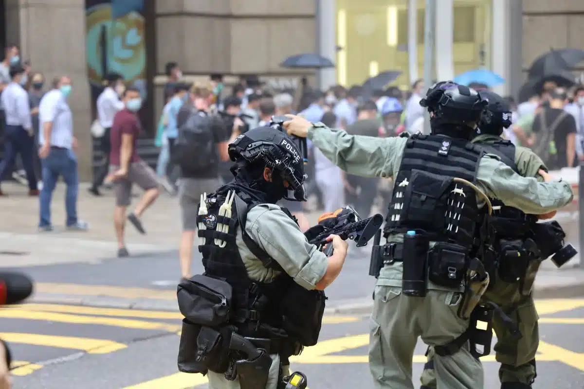 Oficial de policía herido durante enfrentamientos con migrantes en protestas.