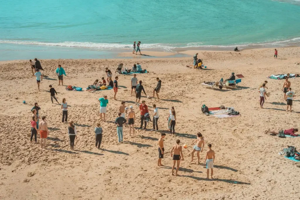 Enfrentamiento entre policía y manifestantes en una playa del Mediterráneo durante protestas.