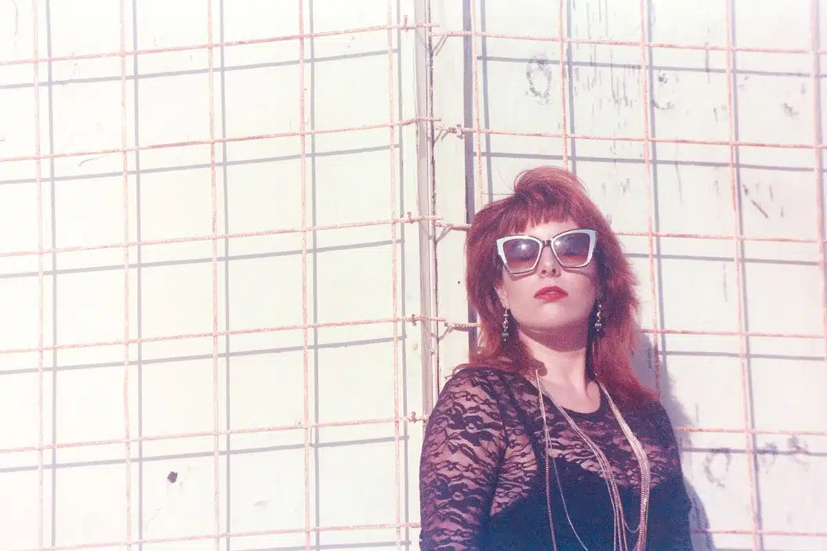Moda bohemia y vintage de los años 80 con estilo desenfadado y colorido