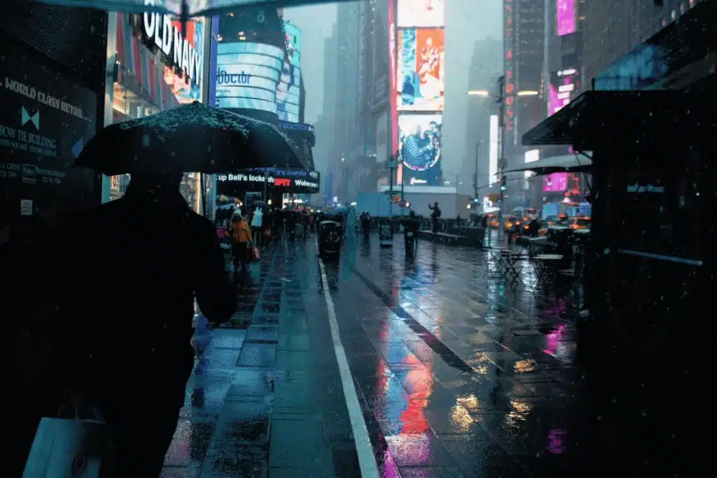 Calle colorida de Nueva York en los años 80 con neón y gente anónima en moda vintage
