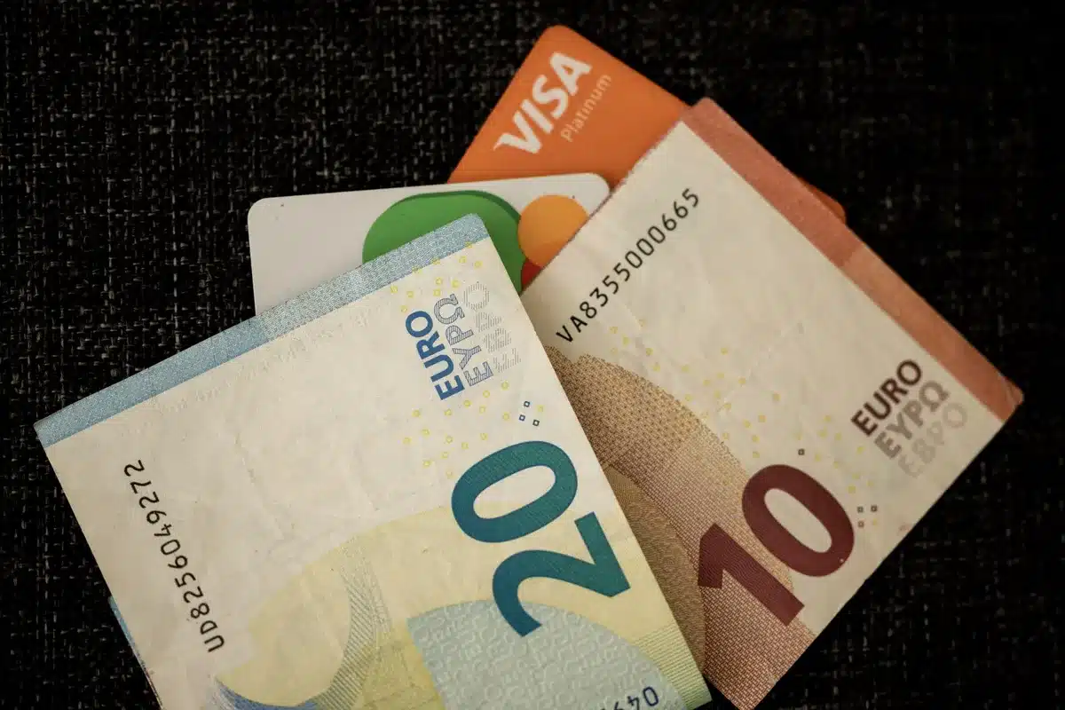 Monedas y billetes de euros representando los costos de solicitud de visa