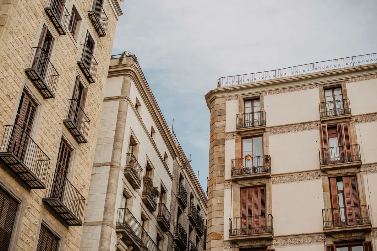 Edificios residenciales en el centro histórico de una ciudad española con fachadas tradicionales