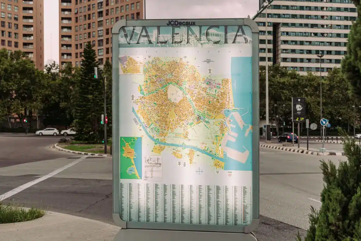 Documentos de planificación municipal y mapa de zonas urbanas con límites administrativos