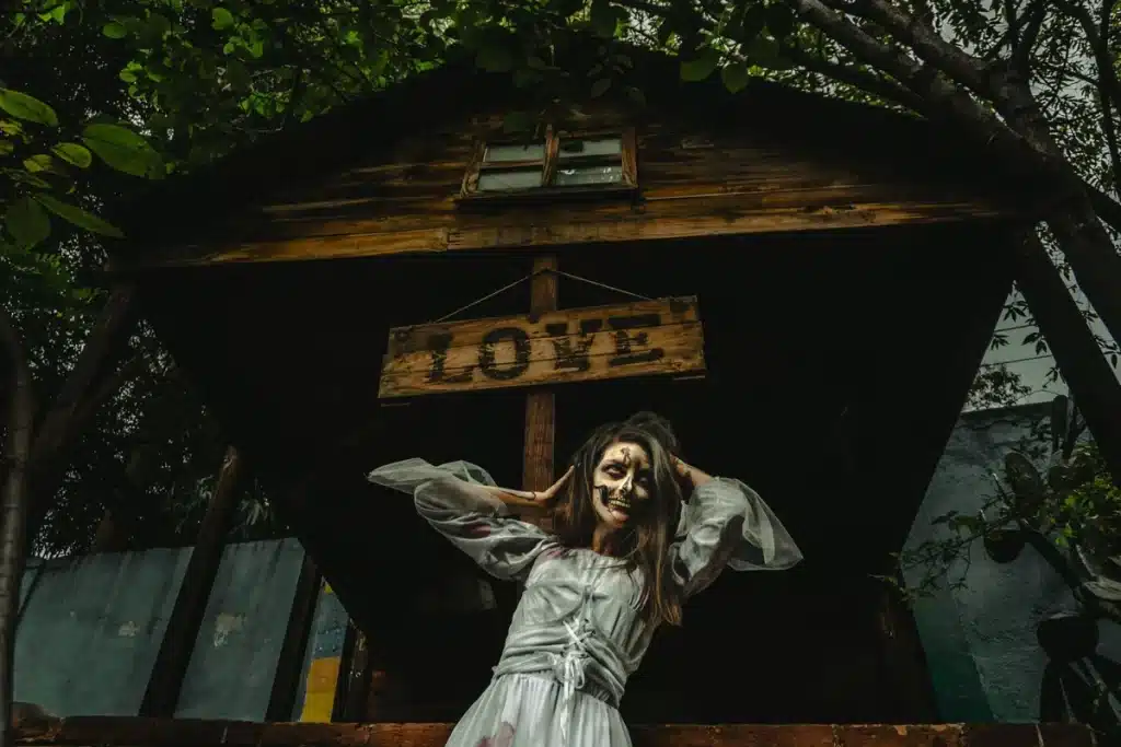 Habitación oscura con figuras en sombra enfrentando una presencia paranormal aterradora