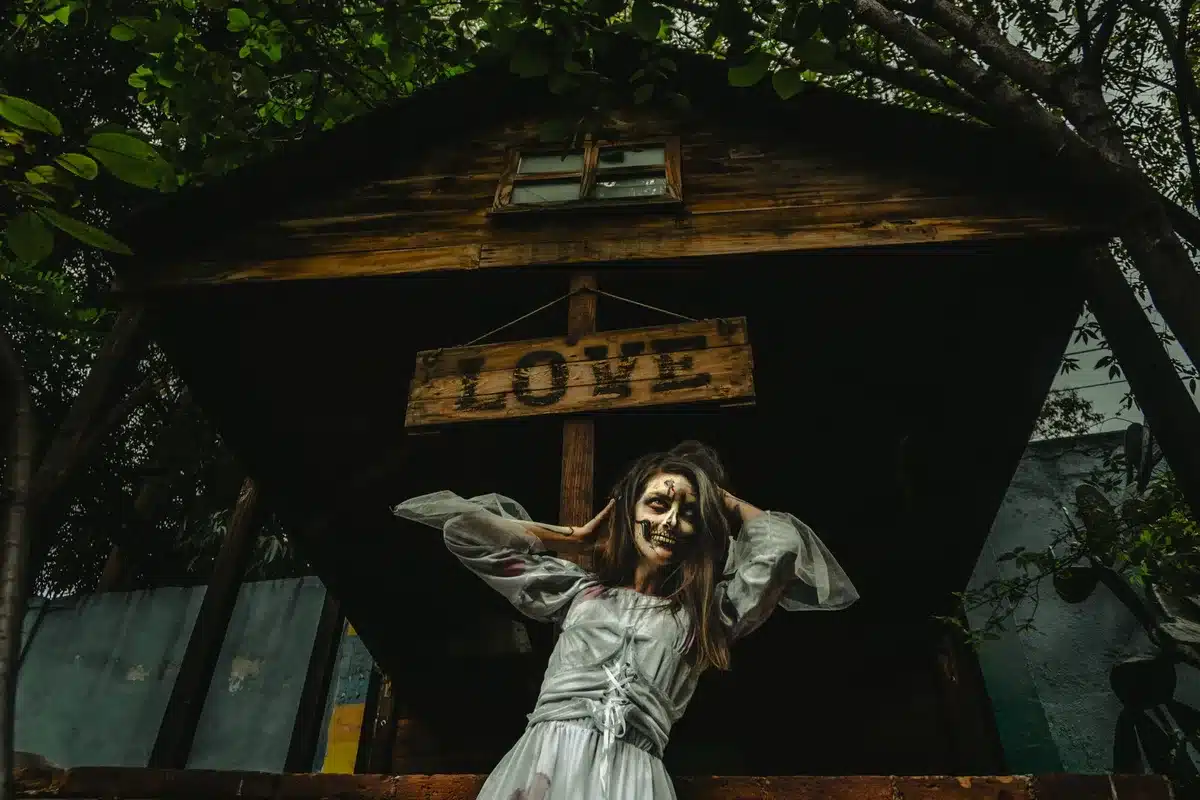 Habitación oscura con figuras en sombra enfrentando una presencia paranormal aterradora