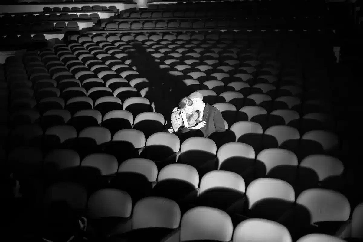 Escena de cine francés clásico en blanco y negro de los años 60