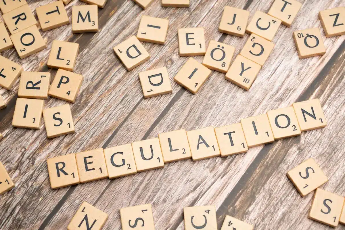 Símbolo de cumplimiento normativo y regulación de tecnología en la UE