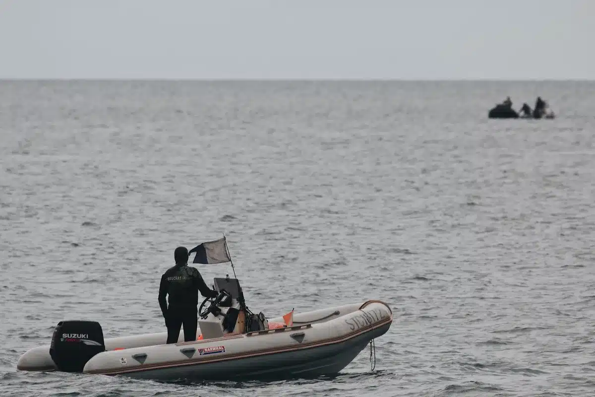 Migrantes cruzando el Mediterráneo hacia la costa española de Ceuta durante la crisis migratoria.