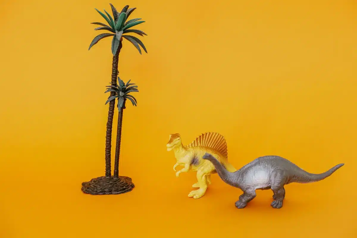 Escena de aventura animada con personajes en una isla tropical poblada de dinosaurios