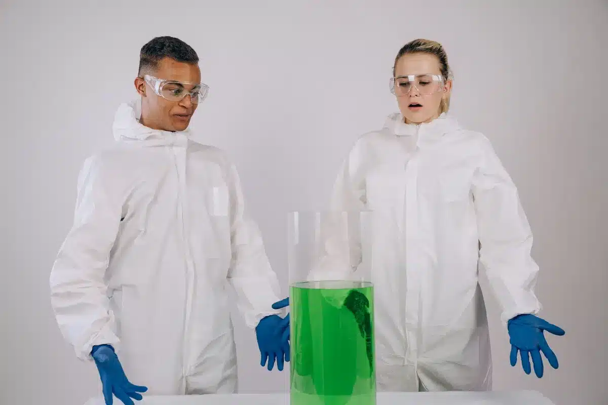 Laboratorio científico con equipos de investigación y cámaras transparentes para experimentos de invisibilidad
