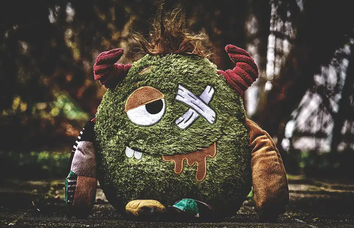Figura de juguete con características monstruosas y sobrenatural