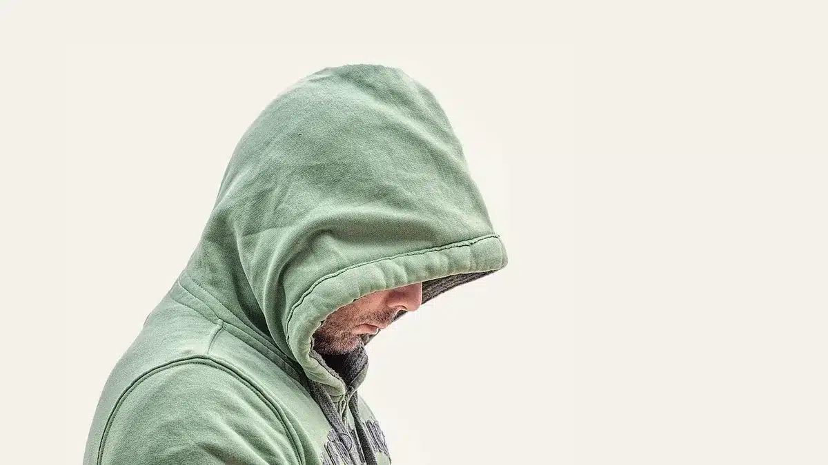 Guardaespaldas profesional vigilando en un ambiente urbano tenso y peligroso