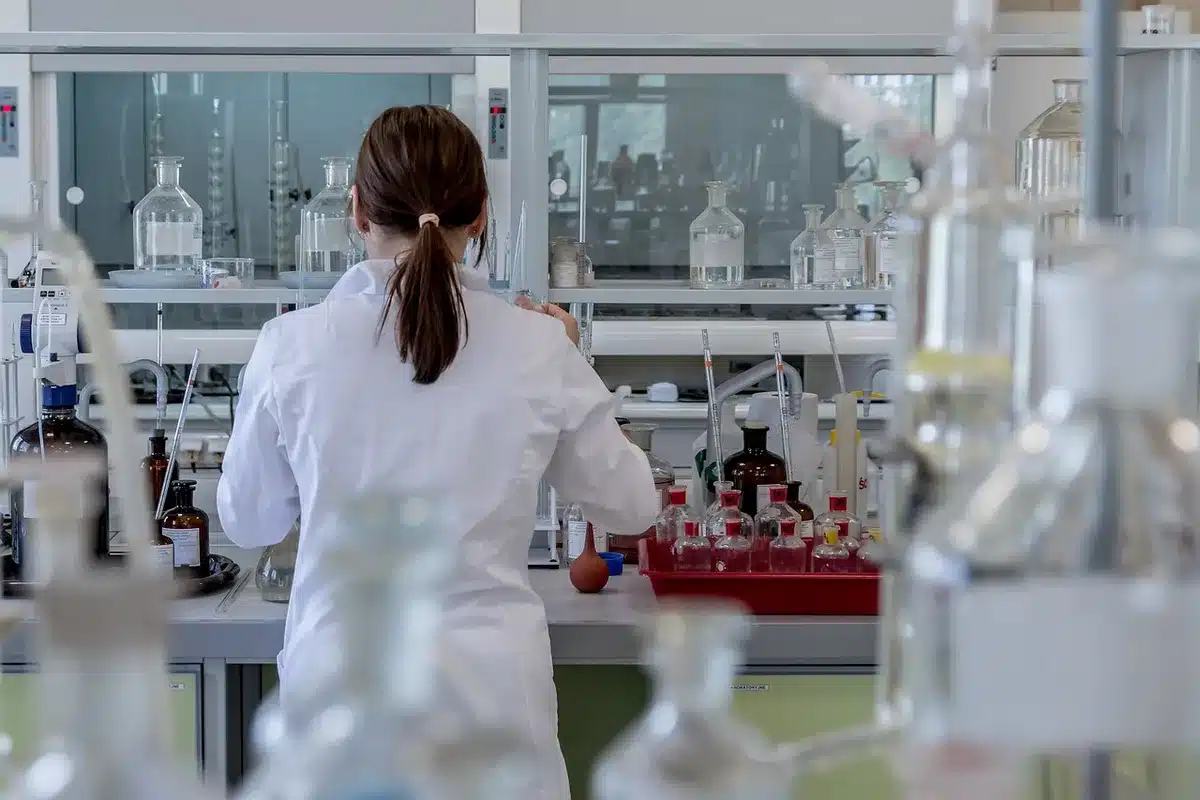 Sala de autopsia con equipo médico y forense para análisis de cuerpo
