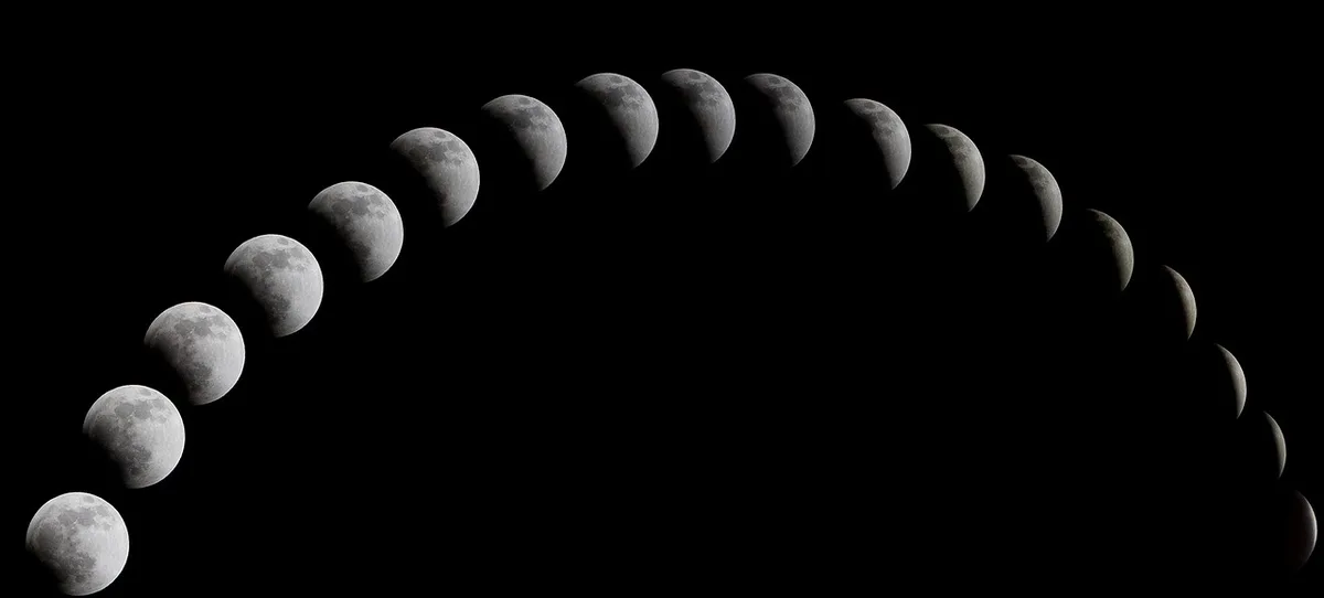 Eclipse lunar parcial con la sombra de la Tierra cubriendo parte del disco lunar