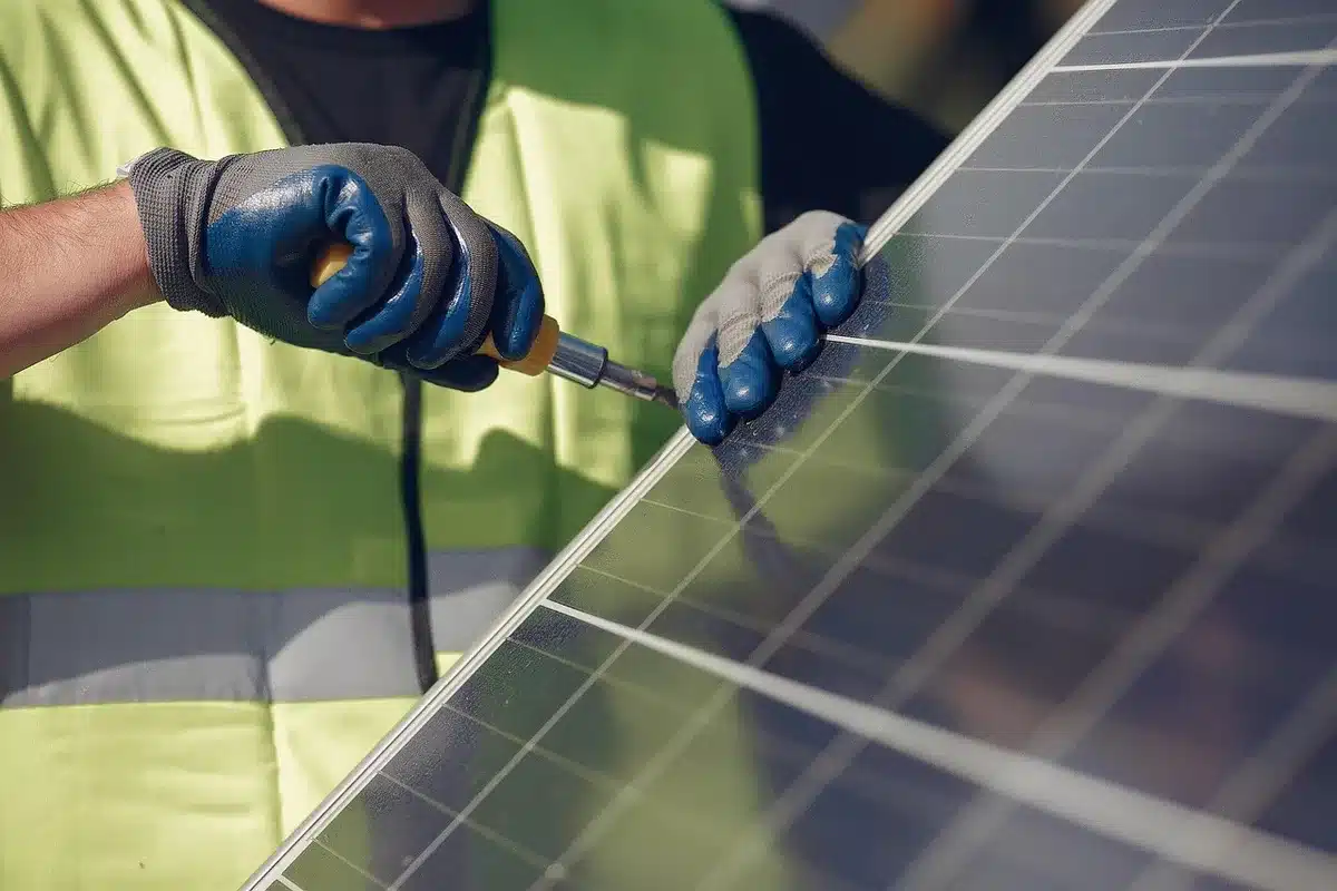 Instalación de paneles solares en el tejado de una vivienda residencial