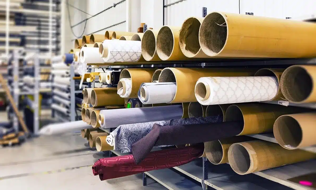 Montones de retales textiles y restos de producción listos para reutilizar