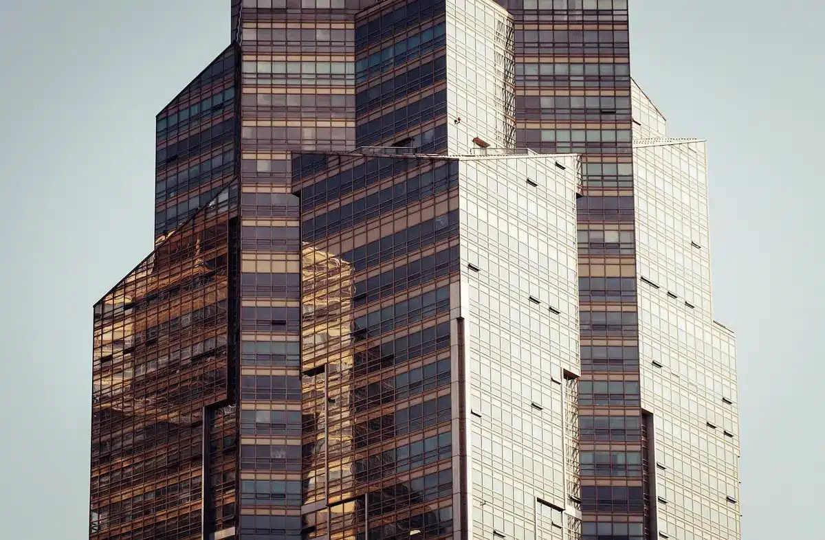 Horizonte urbano con grúas y andamios que sugiere actividad constructora