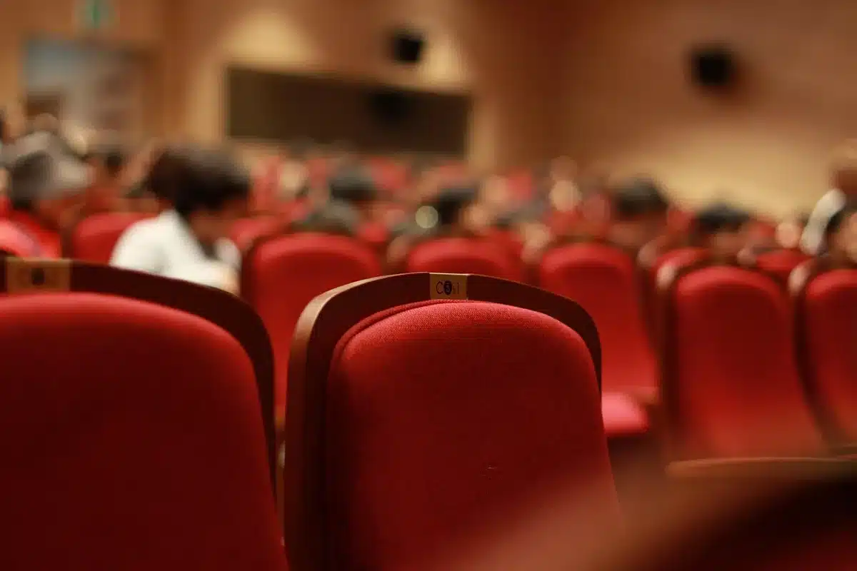 Dos estudiantes en un pasillo del instituto con tensión