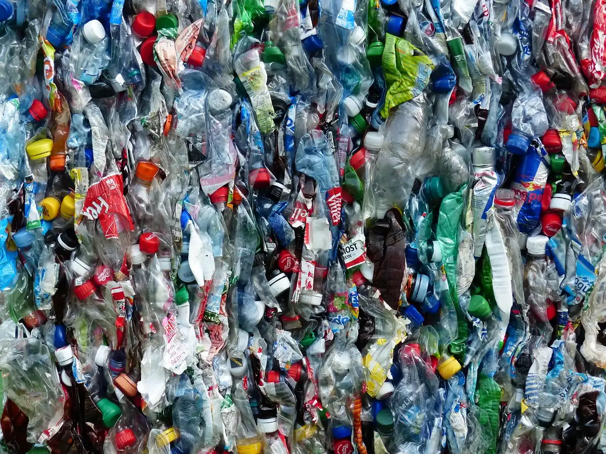 Pellets biomateriales listos para procesado en líneas de reciclaje de plástico