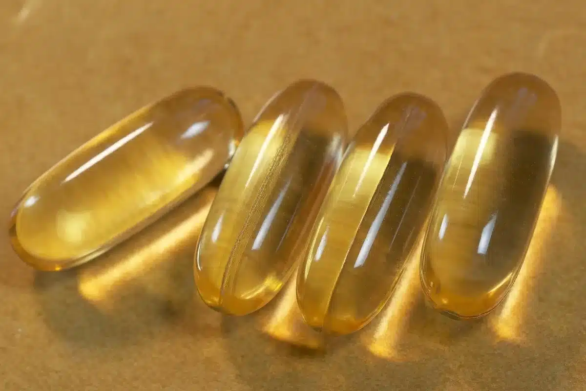 Mostrador de farmacia atendiendo a una persona mayor buscando orientación sobre una receta